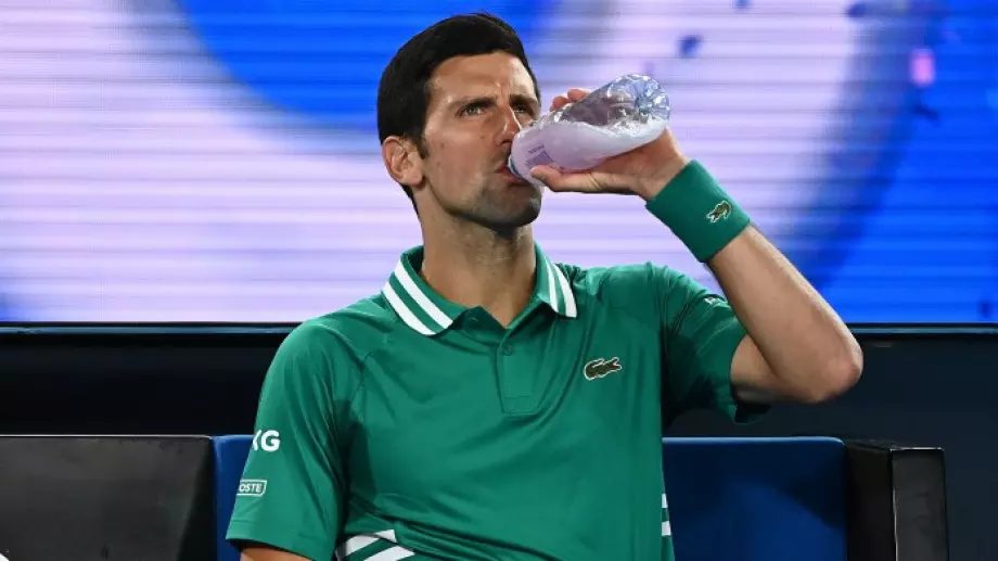 Заформя се скандал в тениса - какво сипаха в бутилката на Новак Джокович? (ВИДЕО)