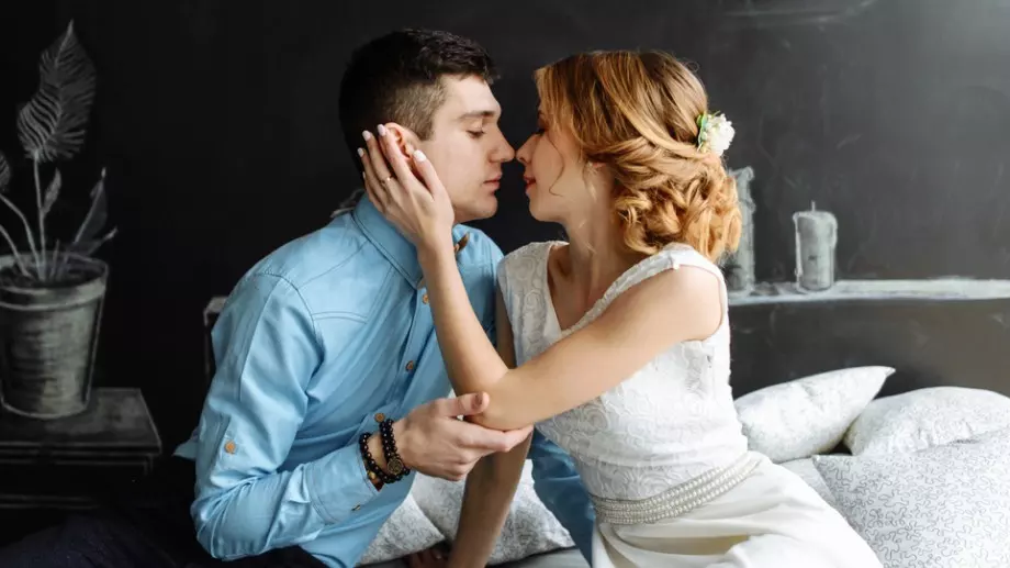 Виц на деня: Двойка младоженци в първата брачна нощ