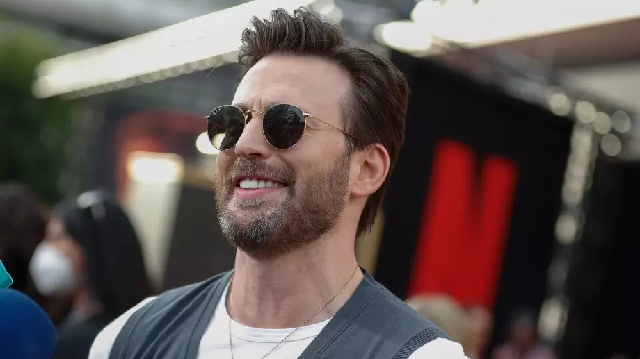 Официално: Крис Евънс се е оженил за младата си половинка