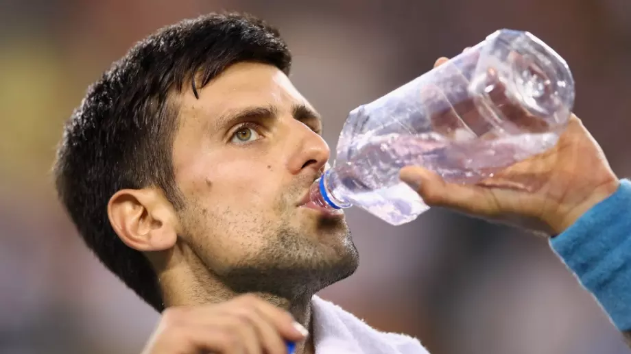 Бивш тенисист даде обяснение за странния случай с Новак Джокович и бутилката