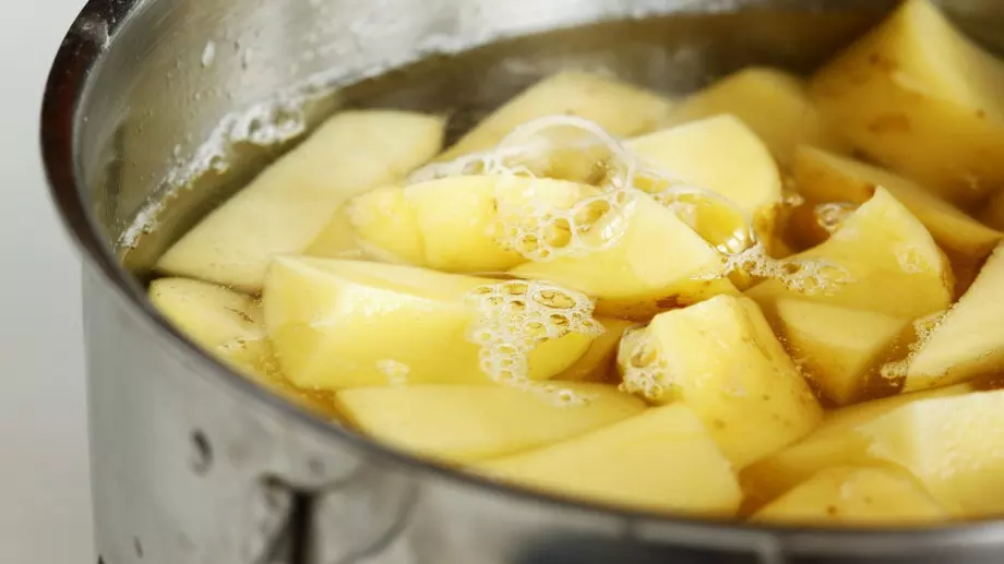 В никакъв случай не изхвърляйте водата, в която сте варили картофи, ето защо