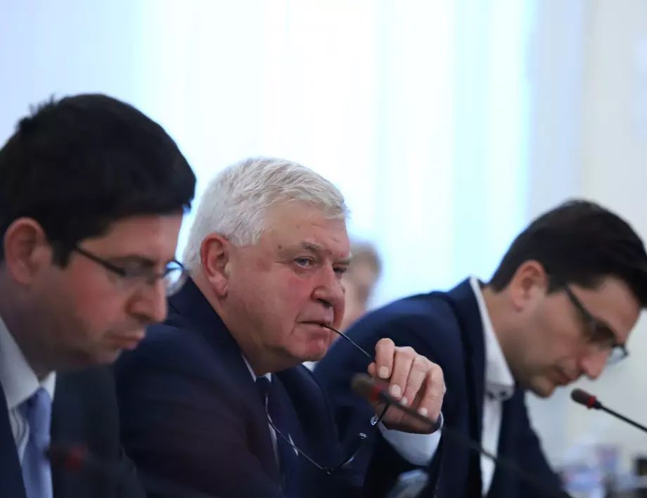 На бюджетна комисия: Не мина забраната за износ на руски петрол