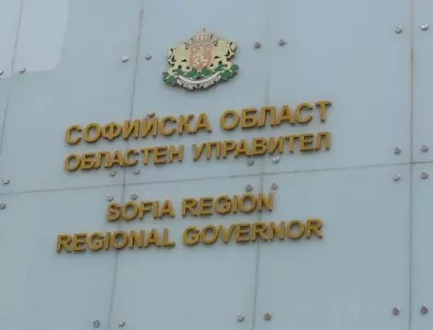 Областният управител на София се заключи в кабинета си заради въпроси за имотна сделка (ВИДЕО)