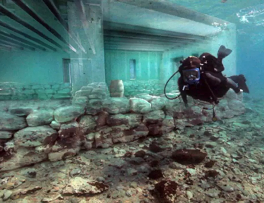 Камъкът на свети Павел: Как изглежда най-старият подводен град в света (ВИДЕО)