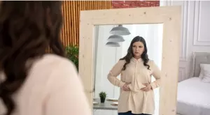 Домашен фитнес със стол: Как да стегнем отпуснатия корем (ВИДЕО)