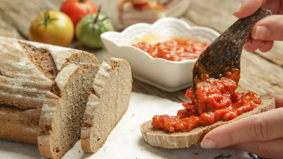 Бърза и лесна вкусна домашна лютеница