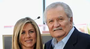 Почина  бащата на Дженифър Анистън