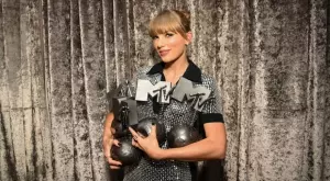 Tейлър Суифт триумфира на Европейските музикални награди на MTV (ВИДЕО)