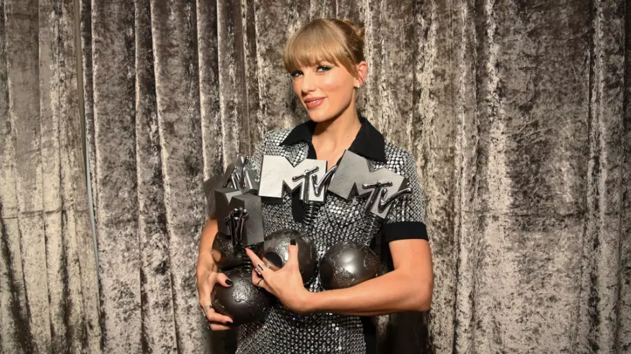 Tейлър Суифт триумфира на Европейските музикални награди на MTV (ВИДЕО)
