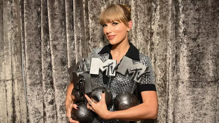 Тейлър Суифт се е разделила с приятеля си (СНИМКА)