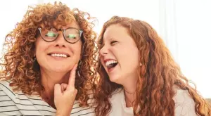 Женски виц за 9 октомври 2023: Майка тръгнала да омъжва трите си щерки