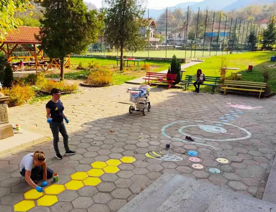 Училище в село до Тетевен се сдоби с цветна пътека за игра