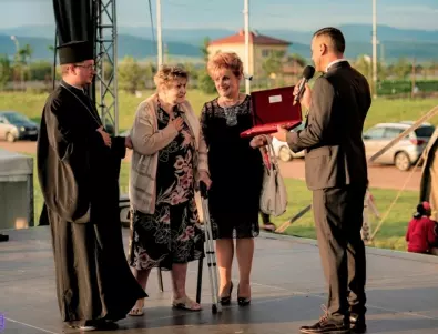 Видният културен деец и библеотекар Людмила Плашоков бе наградена от кмета на Елин Пелин