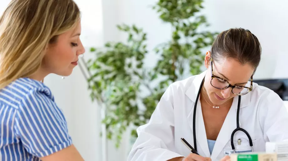 Женски виц за 24 август 2023: Блондинка отива при доктор, ужилила я пчела