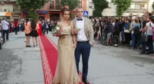 Виц на деня: Иванчо взел Марийка да му бъде дама на бала