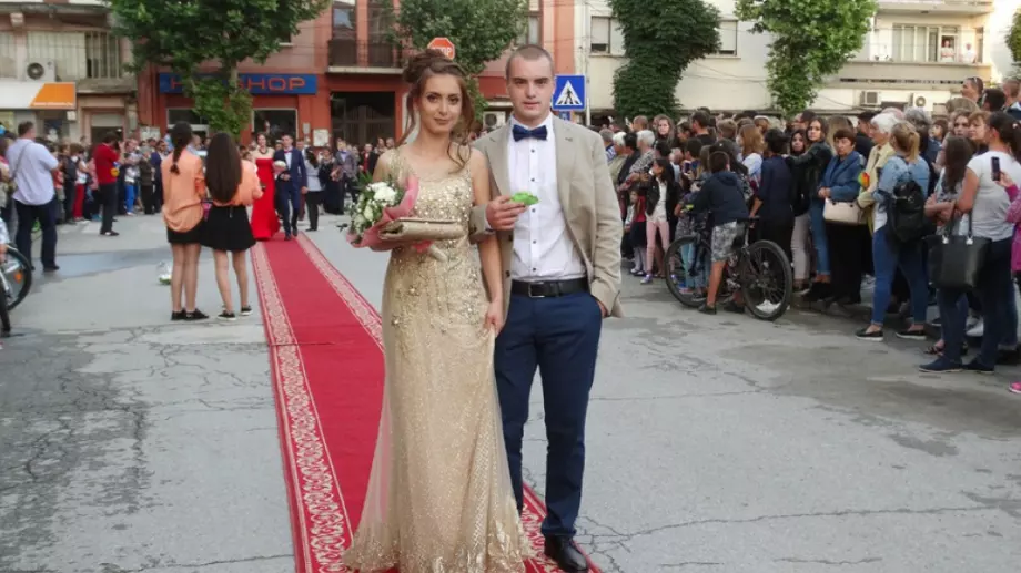 Виц на деня: Иванчо взел Марийка да му бъде дама на бала