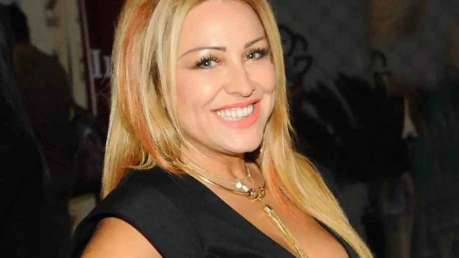 Поп-фолк дивата Рени се съблече на 53 (СНИМКА)