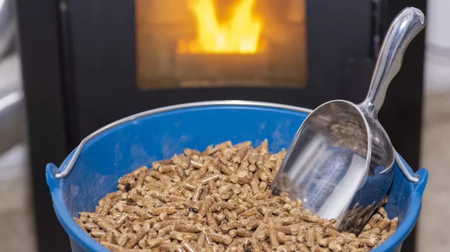 Удобства и недостатъци при инвестиране в камина на пелети за вграждане