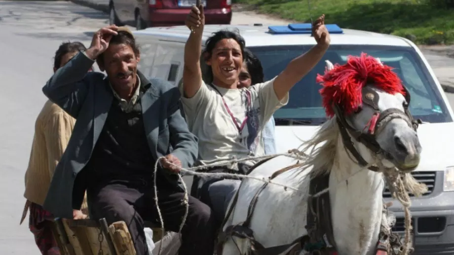 Виц на деня: Манго и Айшето на жп релсите, идва влак