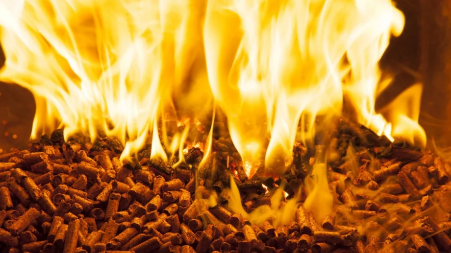 Горя хляб, за да се топля: Фермер хвърля в печката зърното си вместо дърва