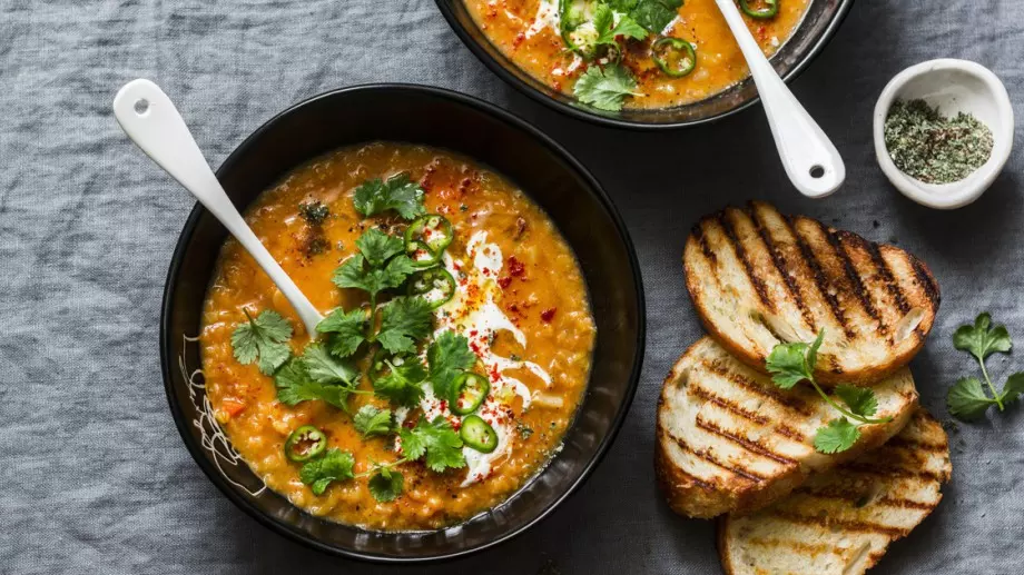 Толкова вкусна и полезна: Бърза супа от червена леща