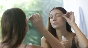 Серумите за растеж на мигли: Рискове и ползи