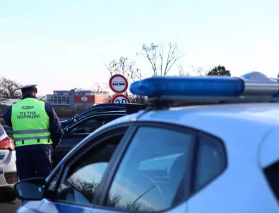 Директорът на СДВР отрече полицейски бус да е препречвал пътя на този с мигрантите