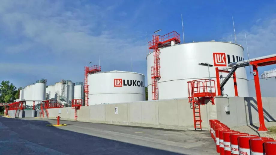 Таванът на цената на руския нефт е по-опасен за България от ембаргото