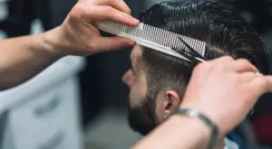 Виц на деня: Мъж на фризьор