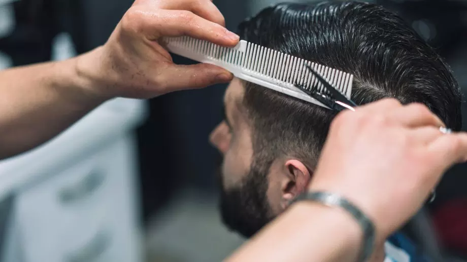 Виц на деня: Мъж на фризьор