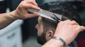 Виц на деня: Мъж отива на фризьор със странна идея 
