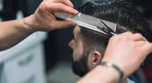 Виц на деня: Мъж отива във фризьорски салон 