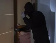 Мъж се възползва от отключена врата и ограби 65-годишна жена