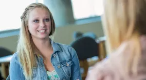 Виц на деня: Блондинка на изпит по икономика