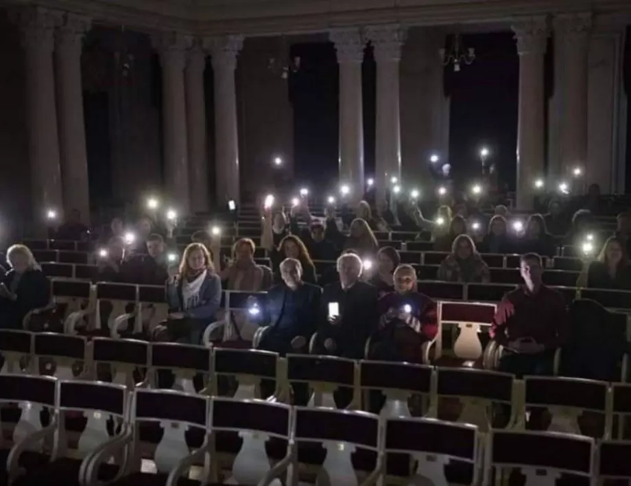 Без ток, но непобедими: Концерт на Националната филхармония на Украйна на свещи (СНИМКИ)