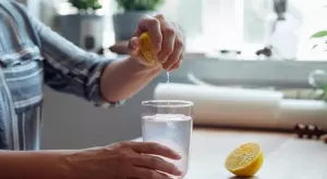 Тези хора НЕ трябва да пият вода с лимон