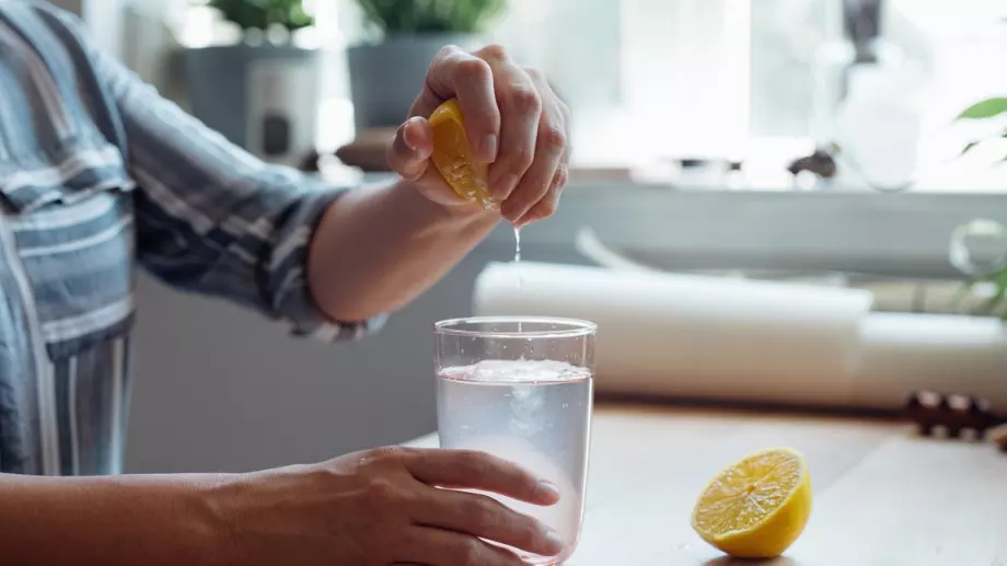 Тези хора НЕ трябва да пият вода с лимон