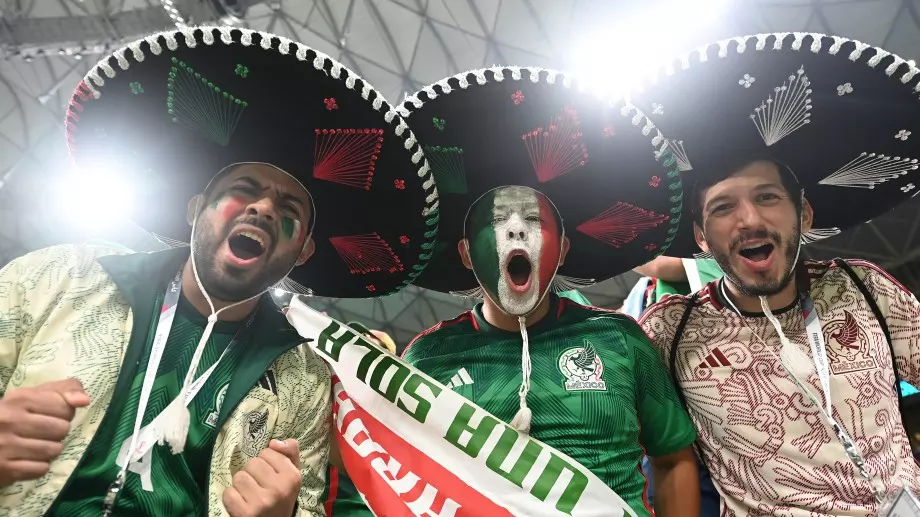 Грозни сцени на Световното по футбол: Бой на трибуните между феновете на Аржентина и Мексико (ВИДЕО)