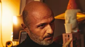 Необикновена фотоизложба разкрива гласа зад портретите на популярни мъже   