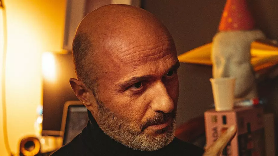 Необикновена фотоизложба разкрива гласа зад портретите на популярни мъже   