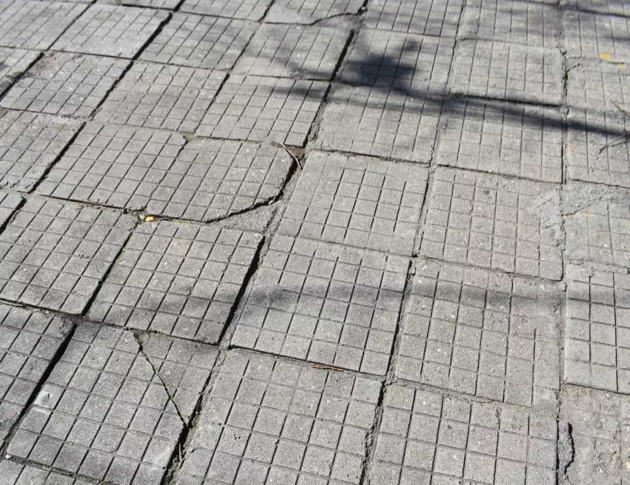 Ремонтират тротоари в Асеновград