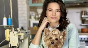 Антония, която шие кучешки дрешки със стил и сърце