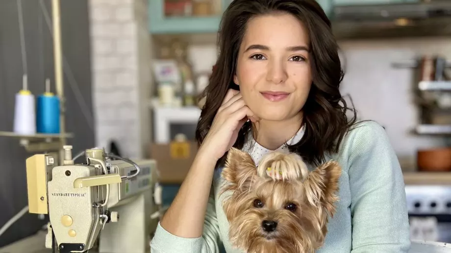 Антония, която шие кучешки дрешки със стил и сърце