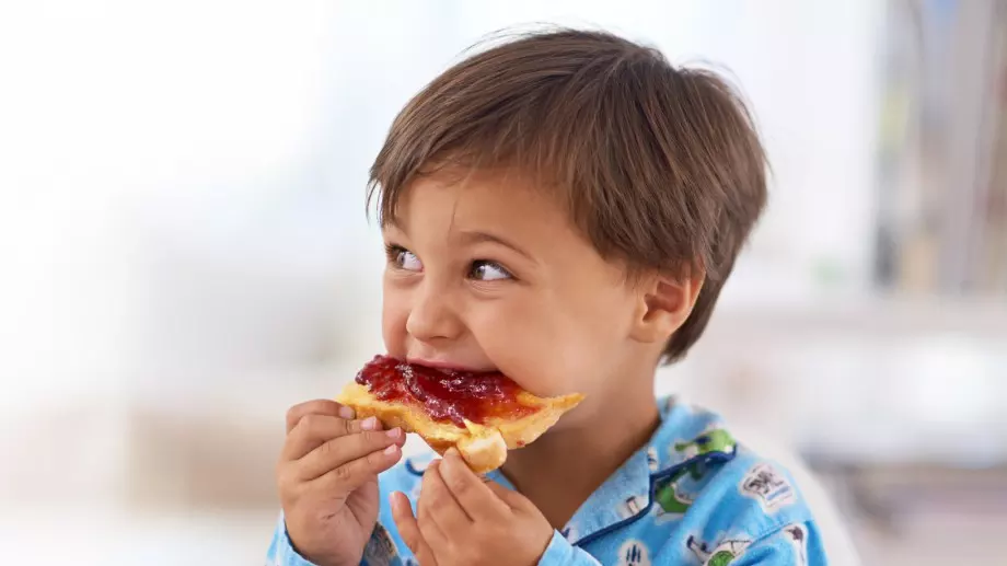 Виц на деня: Родителите на Иванчо го заключили на балкона