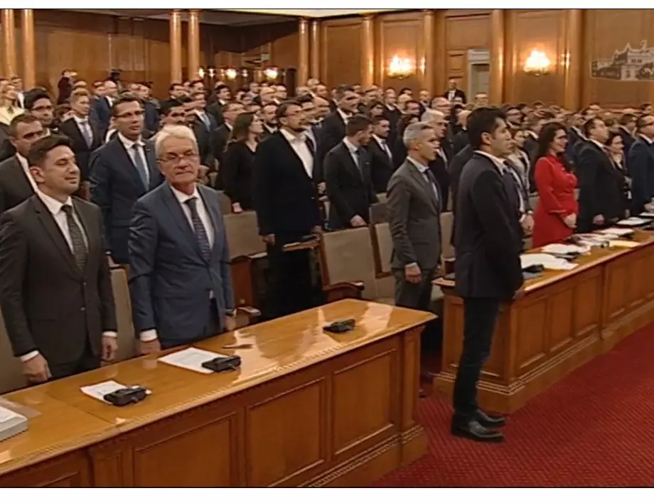 След фиаското на "хартиената коалиция" парламентът си пусна и химна