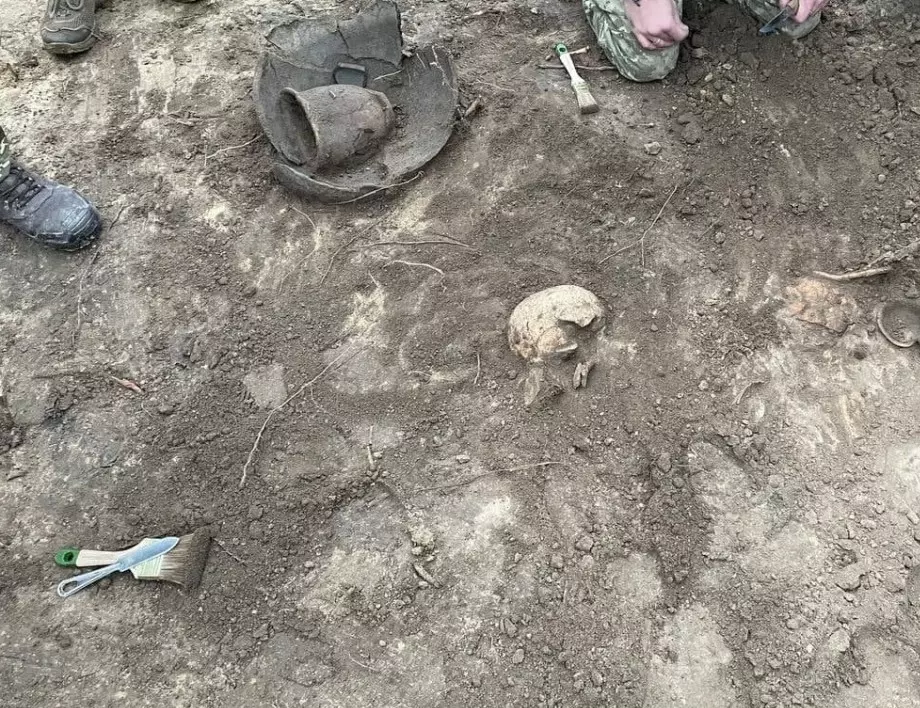 Украински войници откриха уникални артефакти на хиляди години докато копаеха окопи (СНИМКИ)
