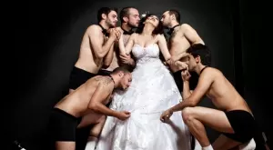 Виц на деня: Жена е с няколко любовника, мъжът ѝ внезапно се прибира