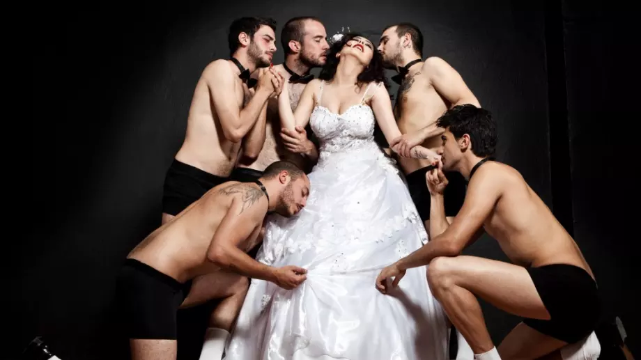 Виц на деня: Жена е с няколко любовника, мъжът ѝ внезапно се прибира