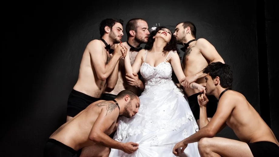 Женски виц за 29 септември 2023: Жена кръшка на мъжа си и се моли