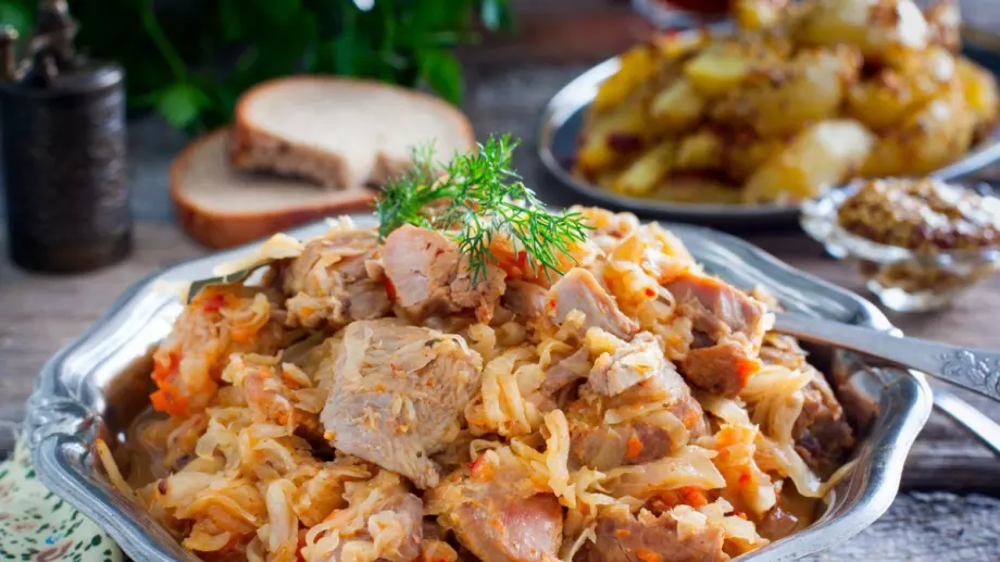 Крехко свинско, гарнирано с картофи и праз